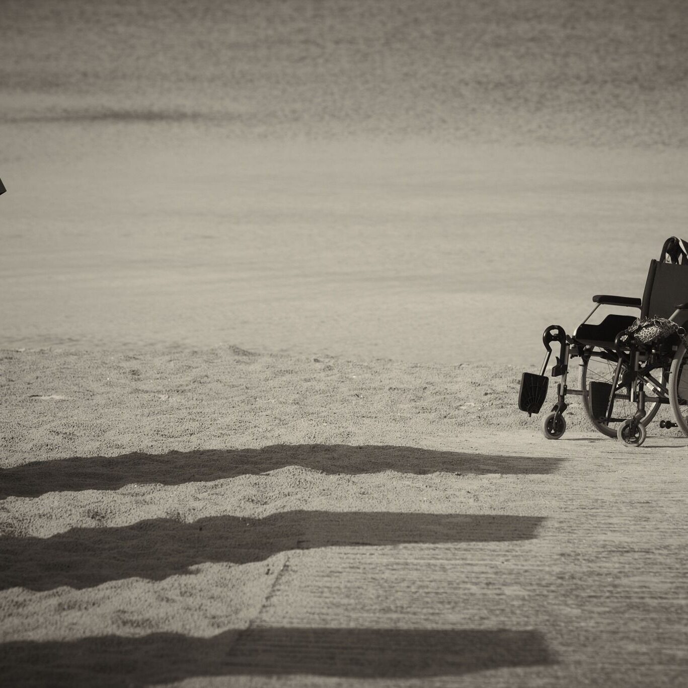 wheelchair-1327822_1920 wheelchair-1327822_1920
